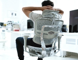 Зачем в офисном кресле нужен механизм качания. Что